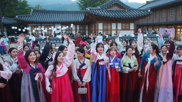 메인이미지  8 : 28일 오후 서울 도봉구 쌍문동 덕성여대 덕운당에서 열린 한복파티에서 한복 차림의 학생들이 축제를 즐기고 있다