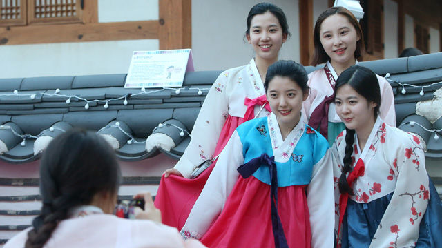 메인이미지  4 : 28일 오후 서울 도봉구 쌍문동 덕성여대 덕운당에서 열린 한복파티에서 한복 차림의 학생들이 축제를 즐기고 있다