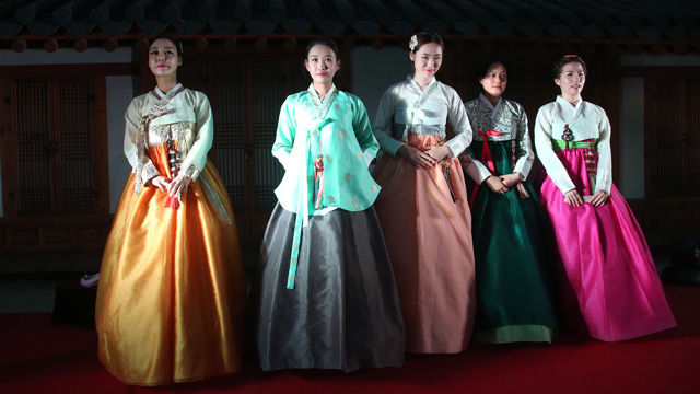 메인이미지  7 : 28일 오후 서울 도봉구 쌍문동 덕성여대 덕운당에서 열린 한복파티에서 한복 차림의 학생들이 축제를 즐기고 있다