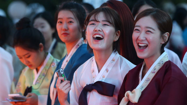 메인이미지  3 : 28일 오후 서울 도봉구 쌍문동 덕성여대 덕운당에서 열린 한복파티에서 한복 차림의 학생들이 축제를 즐기고 있다