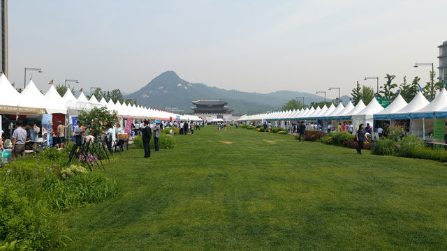 메인이미지  3 : 
오늘(29일)부터 31일까지 개최되는 통일박람회 행사 모습. 광화문 광장과 서울광장 일대에 188개의 부스가 마련돼 단체별로 통일관련 전시를 진행하게 된다. /사진=안정식 기자