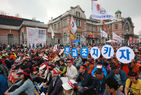 섬네일이미지  1:전국교직원노동조합원들이 30일 오후 서울역 광장에서 '5&middot;30 전국교사 대회'를 열고, 손팻말을 들고 있다.