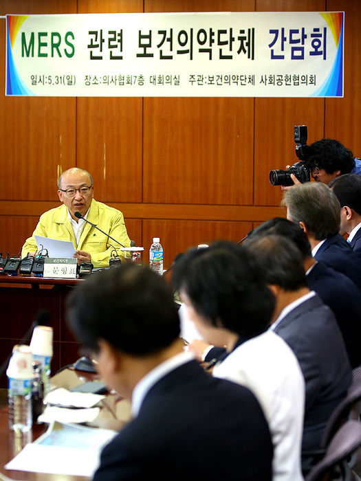 메인이미지  12 : 문형표 보건복지부 장관이 31일 오전 서울 용산구 대한의사협회에서 열린 메르스 관련 보건의약단체 간담회에서 모두발언을 하고 있다.
  이날 간담회에는 대한의사협회, 병원협회, 간호협회, 치과의사협회, 한의사협회, 약사회, 제약협회, 한국건강관리협회, 국민건강보험공단, 건강보험심사평가원 등 10개 단체 관계자들이 참석했다.