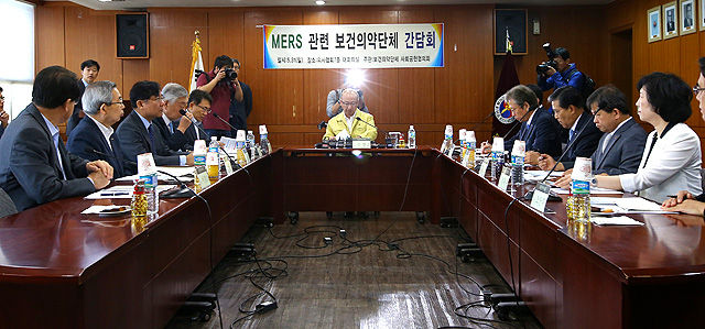 메인이미지  10 : 문형표 보건복지부 장관이 31일 오전 서울 용산구 대한의사협회에서 열린 메르스 관련 보건의약단체 간담회에서 모두발언을 하고 있다.
  이날 간담회에는 대한의사협회, 병원협회, 간호협회, 치과의사협회, 한의사협회, 약사회, 제약협회, 한국건강관리협회, 국민건강보험공단, 건강보험심사평가원 등 10개 단체 관계자들이 참석했다. 