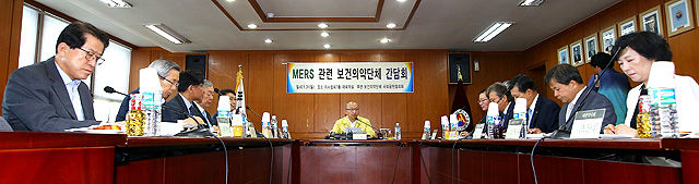 메인이미지  9 : 문형표 보건복지부 장관이 31일 오전 서울 용산구 대한의사협회에서 열린 메르스 관련 보건의약단체 간담회에서 모두발언을 하고 있다.
  이날 간담회에는 대한의사협회, 병원협회, 간호협회, 치과의사협회, 한의사협회, 약사회, 제약협회, 한국건강관리협회, 국민건강보험공단, 건강보험심사평가원 등 10개 단체 관계자들이 참석했다.