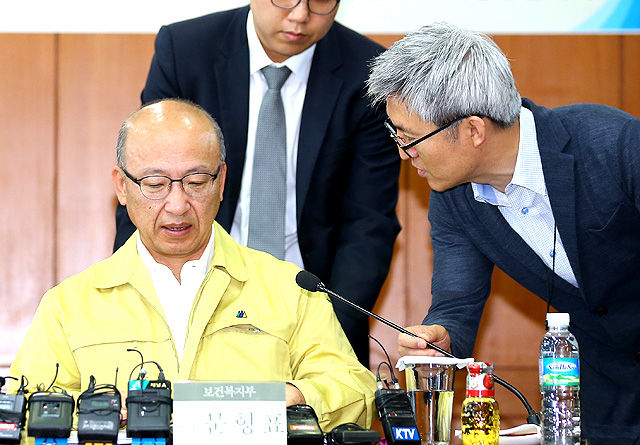 메인이미지  3 : 문형표 보건복지부 장관이 31일 오전 서울 용산구 대한의사협회에서 열린 메르스 관련 보건의약단체 간담회 시작에 앞서 관계자와 이야기를 하고 있다.
  이날 간담회에는 대한의사협회, 병원협회, 간호협회, 치과의사협회, 한의사협회, 약사회, 제약협회, 한국건강관리협회, 국민건강보험공단, 건강보험심사평가원 등 10개 단체 관계자들이 참석했다.