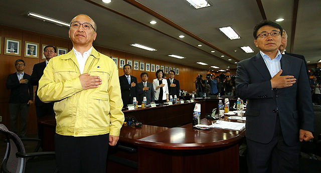 메인이미지  1 : 문형표 보건복지부 장관이 31일 오전 서울 용산구 대한의사협회에서 열린 메르스 관련 보건의약단체 간담회에서 참석자들과 함께 국민의례를 하고 있다.
  이날 간담회에는 대한의사협회, 병원협회, 간호협회, 치과의사협회, 한의사협회, 약사회, 제약협회, 한국건강관리협회, 국민건강보험공단, 건강보험심사평가원 등 10개 단체 관계자들이 참석했다.