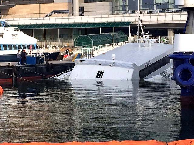 메인이미지  2 : 31일 오전 5시 12분께 목포시 항동 여객선터미널 계류장에 정박된 목포선적 477t 쾌속선 N호가 침수됐다. 3분의 2가량 바닷물에 잠겼지만 배에 탄 사람이 없어 인명피해는 발생하지 않았다. 