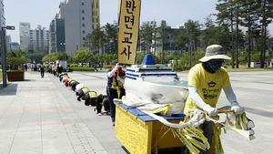 [슬라이드 포토] 세월호 인양 촉구 삼보일배 순례단