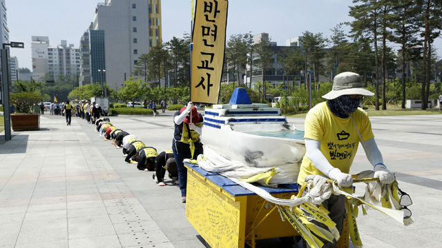 메인이미지  1 : 선체 인양을 촉구하며 지난 2월 진도 팽목항을 출발해 서울 광화문까지 걷고 있는 '세월호 삼보일배 순례단'이 31일 경기 성남시청 광장에 도착했다. 순례단은 국민 모금으로 제작 중인 나룻배 모형의 조형물이 완성될 때까지 기다렸다가 7일 오전 순례를 다시 시작해 13일 광화문에 도착할 예정이다. (사진=성남시)