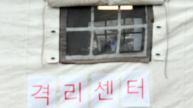 메인이미지  1 : 1일 오후 종로구 서울대학교병원 응급실 앞에 마련된 메르스 격리센터(의심증상 검사 및 임시 수용시설) 창문으로 마스크를 쓰고 지나가는 시민들이 보인다. 
    보건복지부는 이날 국내에서 중동호흡기증후군(메르스) 환자와 밀접 접촉해 현재 자가&middot;시설 격리 중인 대상자가 682명으로 증가했다고 발표했다.  (서울=연합뉴스) 