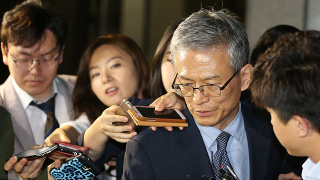 메인이미지  1 :  해외 부실 정유사 인수로 1조 원대의 국고 손실을 초래한 혐의를 받는 강영원 전 석유공사 사장이 2일 새벽 검찰 조사를 마친 뒤 서울 서초동 서울중앙지검을 빠져 나가고 있다. 