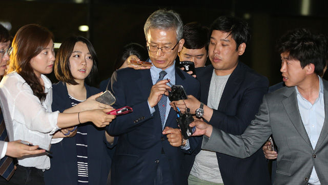 메인이미지  3 :  해외 부실 정유사 인수로 1조 원대의 국고 손실을 초래한 혐의를 받는 강영원 전 석유공사 사장이 2일 새벽 검찰 조사를 마친 뒤 서울 서초동 서울중앙지검을 빠져 나가고 있다. 
