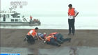 섬네일이미지  1:1일(현지시간) 발생한 중국 후베이(湖北)성 젠리(監利)현 양쯔(揚子)강 중류 여객선 침몰사고 현장에서 2일 구조대원들이 물 위에 드러난 선체 위에 엎드려 바닥을 두드려 보면서 배 안쪽 반응을 살피고 있다. 관영 중국중앙(CC)TV 방송 화면에서 캡처한 사진. 여객선에는 관광객 406명, 여행사 관계자가 5명, 선원 47명 등 458명이 승선한 것으로 잠정 집계됐다. 사고 직후 당국이 선장과 기장 등 20여 명을 구조한 것으로 알려졌다. (상하이 AP/CCTV=연합)