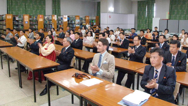메인이미지  1 : 스웨덴 국경일에 즈음한 도서기증식이 3일 평양 인민대학습당에서 열렸다고 조선중앙통신이 보도했다.
