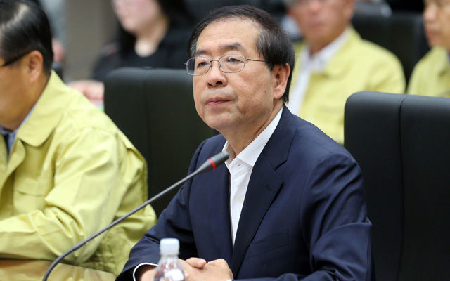 메인이미지  3 :  박원순 서울시장이 5일 서울시청에서 열린 메르스 관련 대책회의에서 굳은 표정으로 모두발언을 하고 있다.  (서울=연합뉴스)