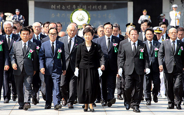 메인이미지  17 : 박근혜 대통령이 6일 오전 서울 동작구 동작동 국립서울현충원에서 열린 제60회 현충일 추념식에 참석, 헌화 및 분향한 뒤 자리로 돌아가고 있다.