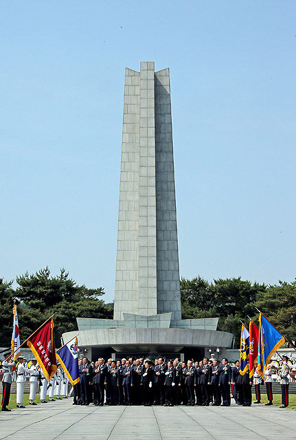 메인이미지  15 : 박근혜 대통령이 6일 오전 서울 동작구 동작동 국립서울현충원에서 열린 제60회 현충일 추념식에 참석, 헌화 및 분향한 뒤 자리로 돌아가며 국기에 대한 경례를 하고 있다.