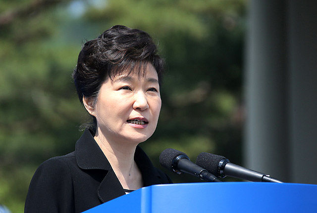 메인이미지  14 :  박근혜 대통령이 6일 오전 서울 동작구 동작동 국립서울현충원에서 열린 제60회 현충일 추념식에서 추념사를 하고 있다. 