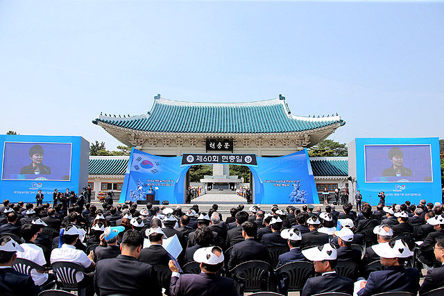 메인이미지  13 :  박근혜 대통령이 6일 오전 서울 동작구 동작동 국립서울현충원에서 열린 제60회 현충일 추념식에서 추념사를 하고 있다. 