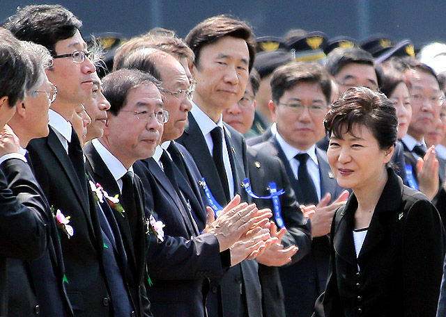 메인이미지  6 : 박근혜 대통령이 6일 오전 서울 동작구 동작동 국립서울현충원에서 열린 제60회 현충일 추념식을 마친 뒤 박원순 서울시장과 인사를 나누고 있다.