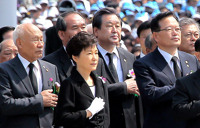 메인이미지  4 : 박근혜 대통령이 6일 오전 서울 동작구 동작동 국립서울현충원에서 열린 제60회 현충일 추념식에서 헌화 및 분향을 위해 현충탑으로 이동하며 정의화 국회의장, 새누리당 김무성 대표, 새정치민주연합 문재인 대표 등 참석자들과 국기에 대한 경례를 하고 있다. 