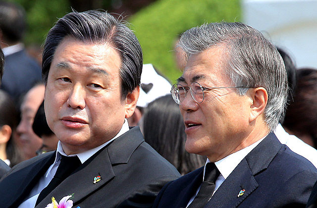 메인이미지  2 : 새누리당 김무성 대표와 새정치민주연합 문재인 대표가 6일 오전 서울 동작구 동작동 국립서울현충원에서 열린 제60회 현충일 추념식에 앞서 대화하고 있다. 