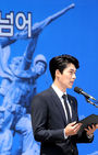 섬네일이미지  1:배우 현빈이 6일 오전 서울 동작구 동작동 국립서울현충원에서 열린 제60회 현충일 추념식에서 추모 헌시를 낭송하고 있다.