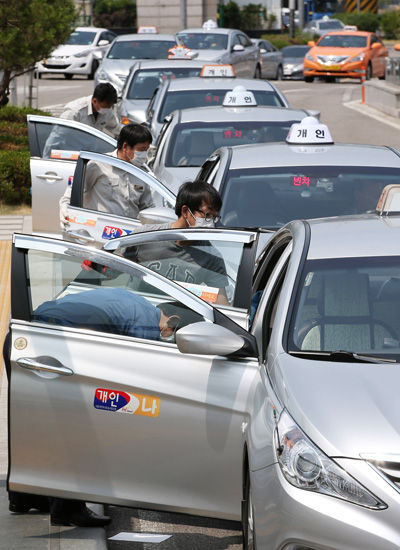 메인이미지  5 : 중동호흡기증후군(메르스)의 환자 수가 50명까지 늘어난 가운데 6일 오후 서울역 택시 승하차대에서 서울시개인택시조합 직원들이 택시 내외부 소독 작업을 하고 있다. (서울=연합)