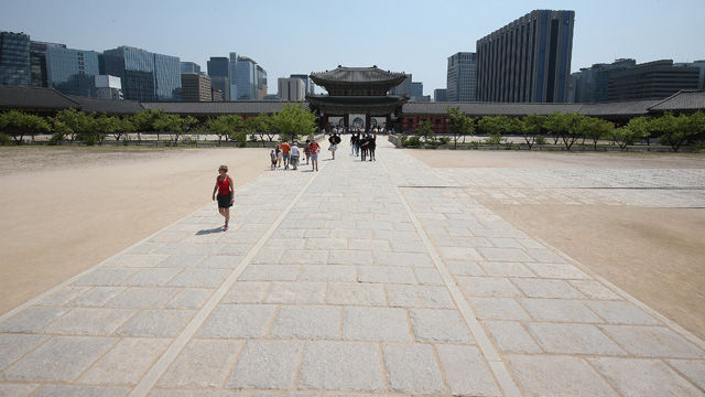 메인이미지  2 : 정부의 메르스에 대한 종합 대책이 발표된 7일 오후 서울 경복궁 근정전 일대가 한산한 모습이다. 이날 경복궁에는 메르스 감염을 우려한 시민들의 방문이 크게 줄고, 외국인 관광객들만 관람하는 모습만 볼 수 있었다.