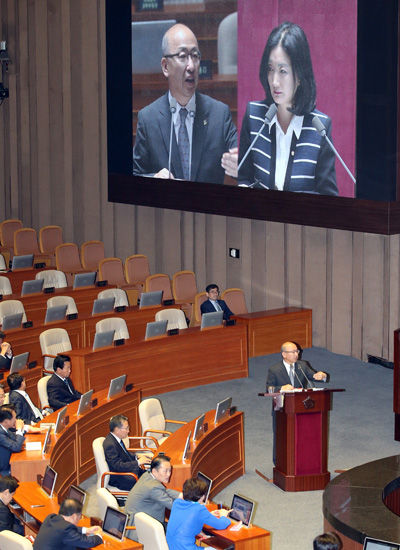 메인이미지  3 :  8일 오전 국회 본회의에서 열린 중동호흡기증후군(메르스) 확산 및 대책에 대한 긴급 현안질의에서 문형표 보건복지부 장관이 새누리당 문정림 의원의 질의에 답변하고 있다. (서울=연합뉴스) 