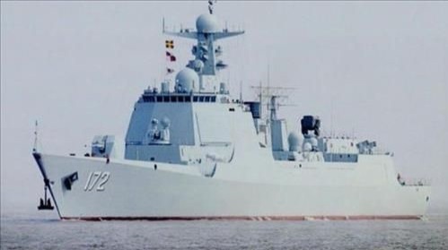 이 중국 순양함은 정체성 위기를 겪는 변압기처럼 보입니다.