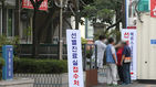 섬네일이미지  5:8일 오후 서울 중구 을지로6가 국립중앙의료원에서 의료진이 중동호흡기증후군(메르스) 선별 진료 접수처를 방문한 환자의 체온을 재고 있다. 국립중앙의료원은 메르스 격리&middot;치료 거점병원으로 지정됐다. (서울=연합)