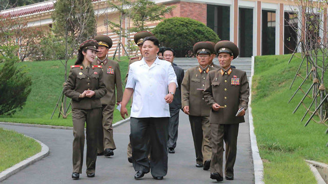 메인이미지  5 : 김정은 북한 국방위원회 제1위원장이 새로 건설&middot;복구된 한국전쟁 조국해방전쟁 사적지를 시찰했다고 조선중앙통신이 9일 보도했다. 조국해방전쟁 사적지는 한국전쟁 시기 김일성 주석이 인민군 최고사령부를 꾸린 곳으로 김정은 제1위원장의 지시로 1천770㎡ 규모의 혁명사적관이 새로 건설되고 최고사령부 지휘처와 삼석인민학교 등이 원형 그대로 복원됐다. 