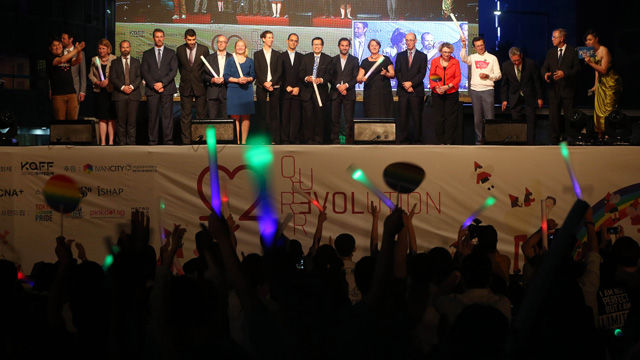 메인이미지  4 :  9일 오후 서울 서울광장에서 열린 2015 퀴어문화축제 개막식에 독일, 미국, 벨기에, 영국, 프랑스 등 17개국 주한 대사 및 대사관 관계자들이 참석하고 있다. 