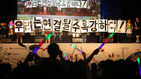 섬네일이미지  5: 9일 오후 서울 서울광장에서 열린 2015 퀴어문화축제 개막식에서 참가자들이 '무지개 행동' 퍼포먼스를 벌이고 있다.