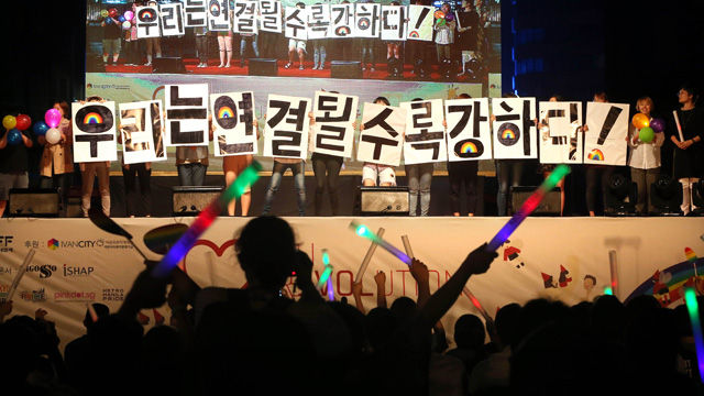 메인이미지  5 :  9일 오후 서울 서울광장에서 열린 2015 퀴어문화축제 개막식에서 참가자들이 '무지개 행동' 퍼포먼스를 벌이고 있다.