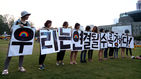 섬네일이미지  1:9일 오후 서울 서울광장에서 열린 2015 퀴어문화축제에서 참가자들이 무지개색 피켓을 들고 퍼포먼스를 벌이고 있다.