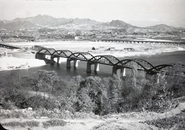 메인이미지  4 : 1948년 한강 철교 모습. 이 사진은 당시 국내에 있던 한 미군이 촬영한 것으로 김한근 부경근대사료연구소 소장이 미국의 한 수집가로부터 입수했다. 
