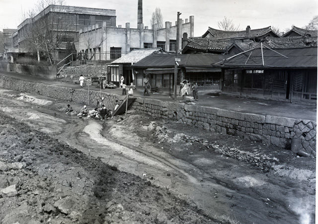 메인이미지  10 : 1948년 서울의 한 냇가에서 아낙네들이 빨래를 하고 있다. 이 사진은 당시 국내에 있던 한 미군이 촬영한 것으로 김한근 부경근대사료연구소 소장이 미국의 한 수집가로부터 입수했다. 