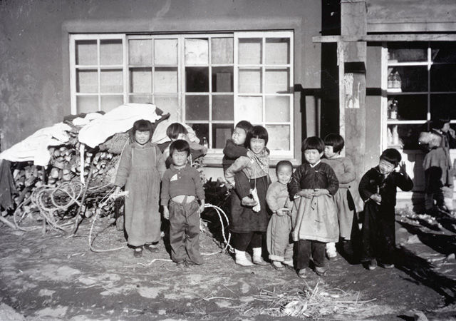 메인이미지  12 : 1948년 서울 어느 동네의 꼬마들이 모여 있다. 동생을 업은 누나 모습도 보인다. 이 사진은 당시 국내에 있던 한 미군이 촬영한 것으로 김한근 부경근대사료연구소 소장이 미국의 한 수집가로부터 입수했다. << 부경근대사료연구소 제공 >> (부산=연합뉴스)