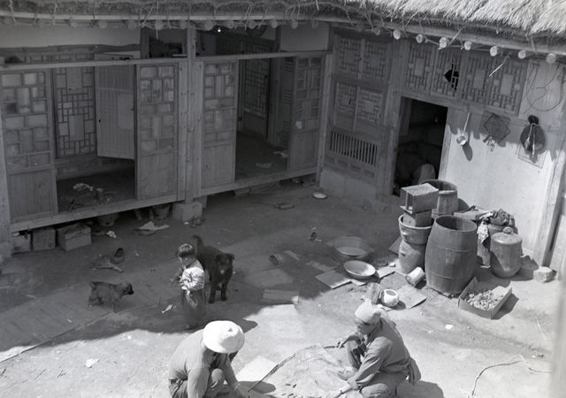 메인이미지  13 : 1948년 서울의 한 주택 마당에서 고추를 말리는 모습. 이 사진은 당시 국내에 있던 한 미군이 촬영한 것으로 김한근 부경근대사료연구소 소장이 미국의 한 수집가로부터 입수했다. << 부경근대사료연구소 제공 >> (부산=연합뉴스)