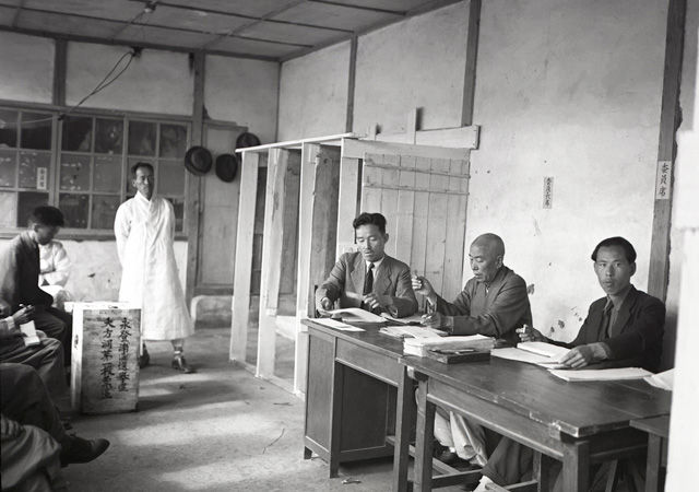 메인이미지  15 : 1948년 5월 10일 남한만 실시된 단독정부 수립 투표가 진행되던 서울의 한 투표소 모습. 투표함에 서울 영등포구 대방동 제1투표구라고 적혀있다. 이 사진은 당시 국내에 있던 한 미군이 촬영한 것으로 김한근 부경근대사료연구소 소장이 미국의 한 수집가로부터 입수했다.<< 부경근대사료연구소 제공 >> (부산=연합뉴스)