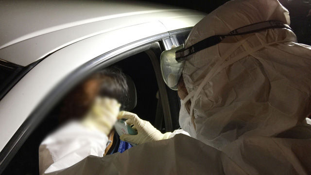 메인이미지  3 : 10일 오후 광주&middot;전남지역에서 첫 중동호흡기증후군(메르스) 확진 환자가 발생함에 따라 환자 A(64)씨의 거주지인 전남 보성군 소재 마을의 출입이 통제되고 있다. 이날 마을 주민이 거주지에서 나가려 하자 보건당국 관계자가 체온을 측정하며 발열 등을 확인하고 있다. (보성=연합)
