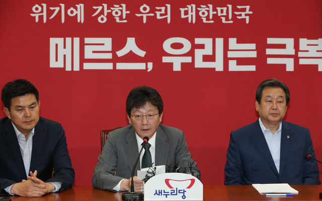 메인이미지  3 : 새누리당 유승민 원내대표(가운데)가 11일 오전 서울 여의도 국회에서 열린 최고위원회의에 참석해 모두 발언을 하고 있다.  (서울=연합뉴스)  