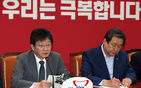 섬네일이미지  2:새누리당 유승민 원내대표(가운데)가 11일 오전 서울 여의도 국회에서 열린 최고위원회의에 참석해 모두 발언을 하고 있다.  (서울=연합뉴스)  