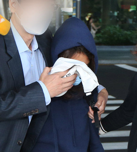 메인이미지  3 : 미국 하버드 대학과 스탠퍼드 대학의 동시 입학을 주장했다가 사실이 아닌 것으로 드러난 미국 토머스제퍼슨 과학고등학교 3학년 김정윤양이 12일 오후 마스크를 쓴 채 인천공항을 통해 입국, 지인의 보호를 받으며 공항을 빠져나가고 있다. (영종도=연합)