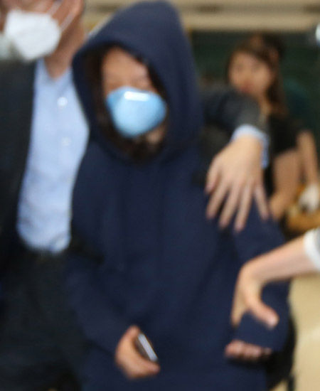 메인이미지  1 : 미국 하버드 대학과 스탠퍼드 대학의 동시 입학을 주장했다가 사실이 아닌 것으로 드러난 미국 토머스제퍼슨 과학고등학교 3학년 김정윤양이 12일 오후 마스크를 쓴 채 인천공항을 통해 입국, 지인의 보호를 받으며 공항을 빠져나가고 있다. (영종도=연합)
