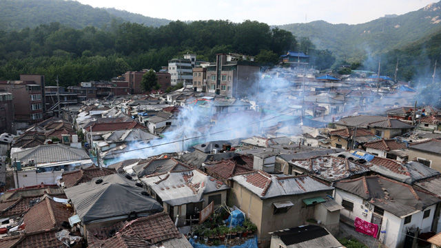 메인이미지  7 : 12일 서울 노원구에서 서울시새마을회 관계자들이 메르스 확산 방지를 위해 연무 소독을 하고 있다. (서울=연합)