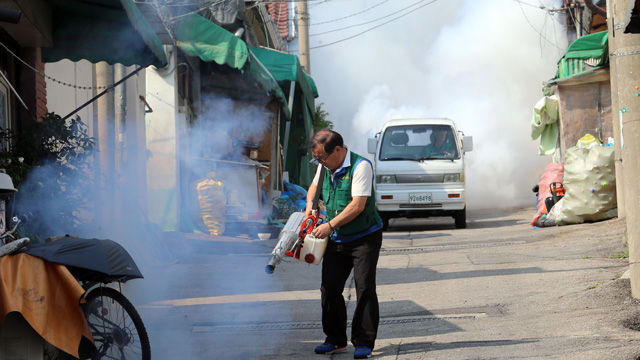 메인이미지  8 : 12일 서울 노원구에서 서울시새마을회 관계자들이 중동호흡기증후군(메르스) 확산 방지를 위해 연무 소독을 하고 있다. (서울=연합)